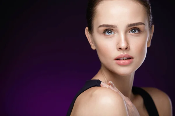 Naturlig Makeup. Vacker sexig kvinna med färska slät hud — Stockfoto