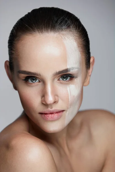 Cosmetica. Sexy vrouw met crème masker over gezicht. Huidverzorging — Stockfoto
