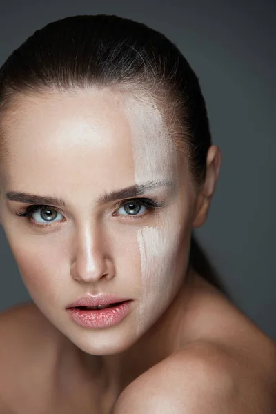 Gezichts make-up. Sexy vrouw met crème masker op gezicht huid — Stockfoto