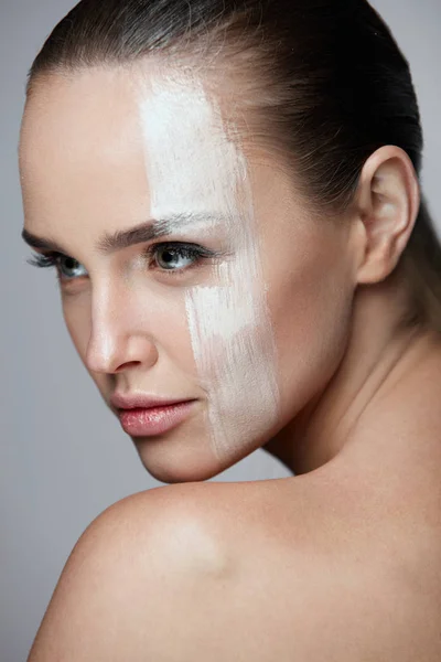 Cosmetica. Sexy vrouw met crème masker over gezicht. Huidverzorging — Stockfoto