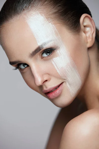 Cosmetici. Donna sexy con maschera di crema sul viso. Cura della pelle — Foto Stock