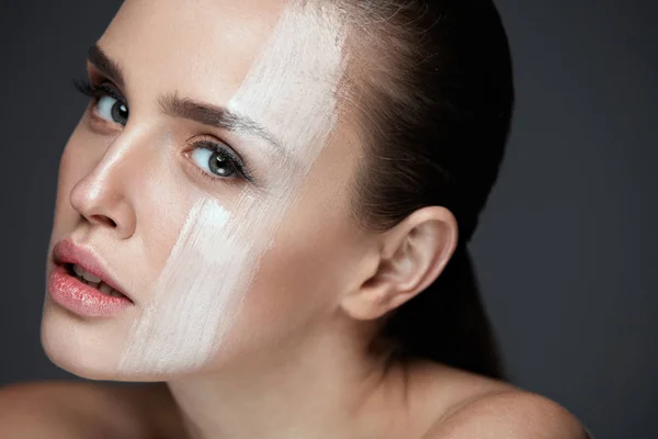 Kosmetik. Portrait Of Sexy Girl With Foundation Line On Face — Stok Foto