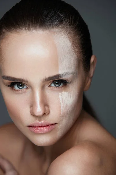 Το μακιγιάζ του προσώπου. Σέξι γυναίκα με κρέμα μάσκα στο δέρμα του προσώπου — Φωτογραφία Αρχείου