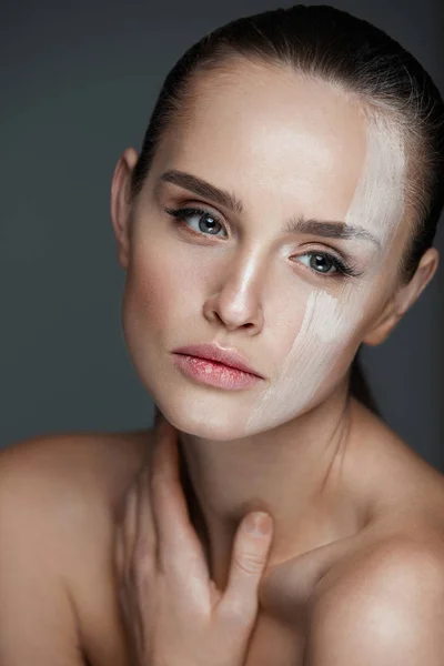 Gezichts make-up. Sexy vrouw met crème masker op gezicht huid — Stockfoto