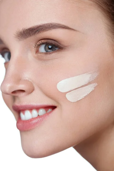 Makeup wajah. Skin Cream On Beautiful Sexy Woman Face — Stok Foto