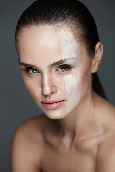 Gezichts make-up. Sexy vrouw met crème masker op gezicht huid — Stockfoto