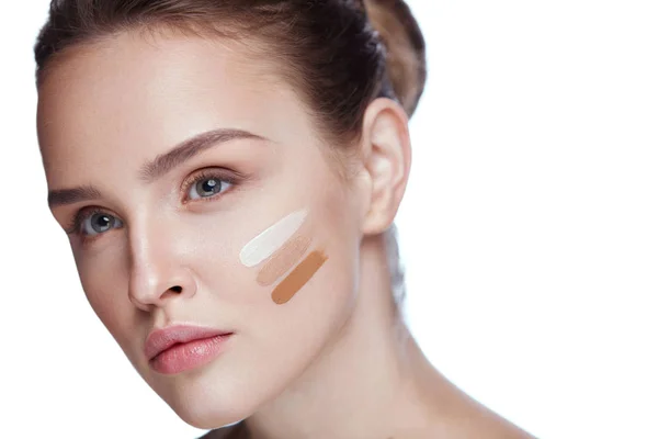 Make-up. Jonge vrouw met drie soorten Foundation op huid — Stockfoto