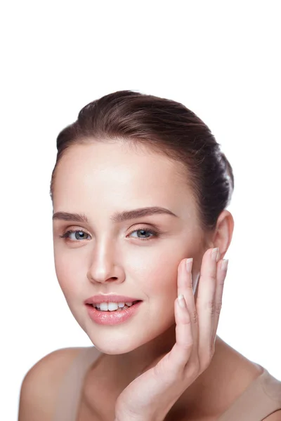 Lächelnde junge Frau mit professionellem Make-up. Schönheit Gesicht — Stockfoto
