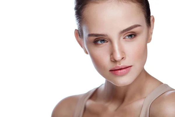 Belleza. Modelo femenino joven con piel suave y maquillaje natural —  Fotos de Stock