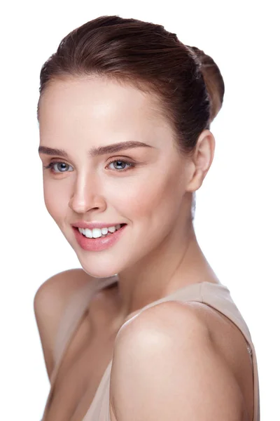 Beauty Face. Atractivo modelo femenino joven sobre fondo blanco — Foto de Stock