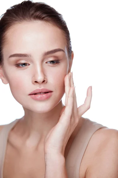 Frau mit Gesicht Make-up berührt glatte Haut. Schönheitskosmetik — Stockfoto