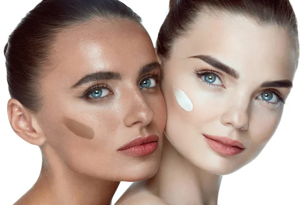Cuidados faciais. Mulheres bonitas com Fundação e maquiagem natural — Fotografia de Stock