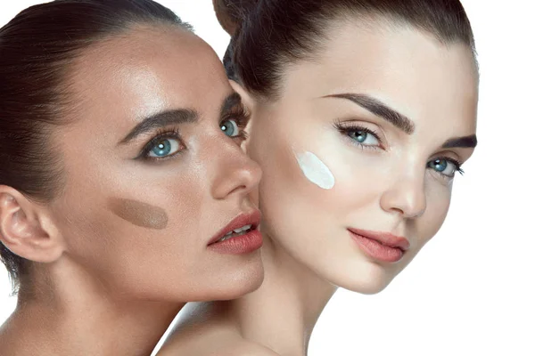 Hudvård för ansiktet. Vackra kvinnor med Foundation och naturlig Makeup — Stockfoto