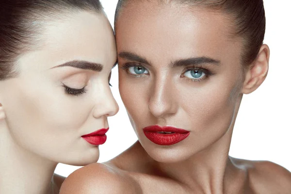 Caras de belleza de mujer. Chicas con maquillaje glamour y labios rojos —  Fotos de Stock