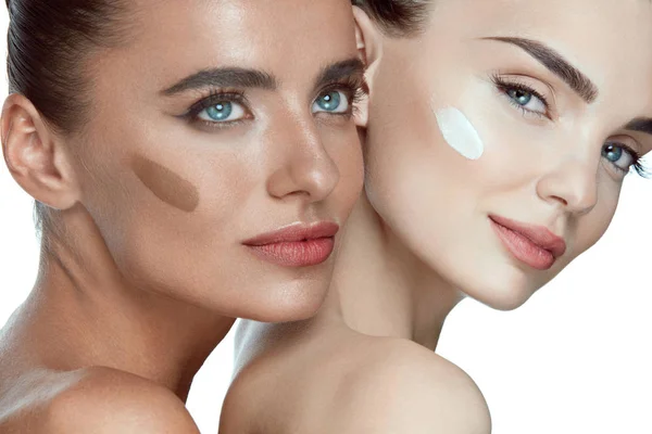 Kosmetik för ansikte. Sexiga modeller med Foundation på huden — Stockfoto