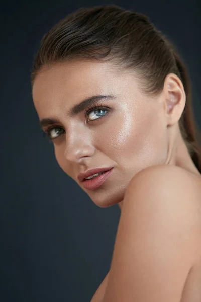 Krása tváře. Krásná žena s přírodní make-up a svěží pleť — Stock fotografie