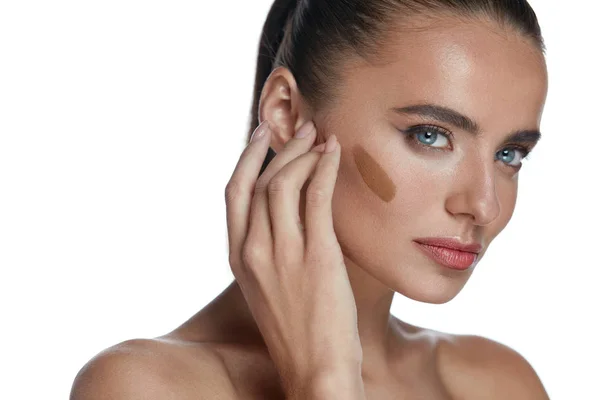 Gesichtspflege. sexy Frau Anwendung dunkles Fundament auf perfektes Gesicht — Stockfoto