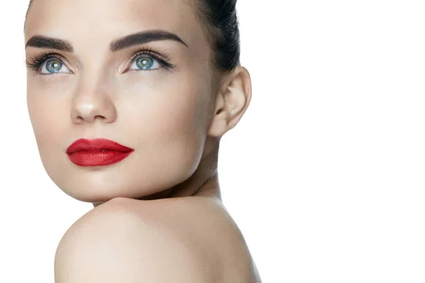 Maquillaje de moda. Mujer joven con maquillaje perfecto y labios rojos — Foto de Stock