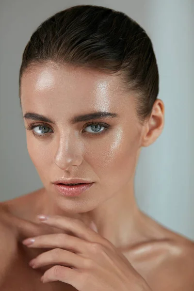 Schönheit Frauenporträt. Mädchen mit frisch glühender Haut und Make-up — Stockfoto