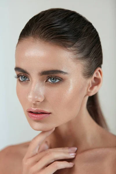 Beauty Woman Portrait. Girl With Fresh Glowing Skin And Makeup — Stock Photo, Image