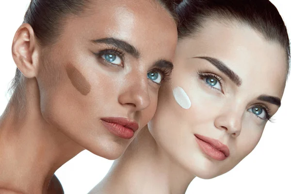 Caras de belleza. Hermosas mujeres con maquillaje y crema en la piel — Foto de Stock