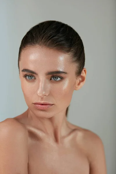 Cara de mulher beleza. Retrato de bela fêmea com pele fresca — Fotografia de Stock