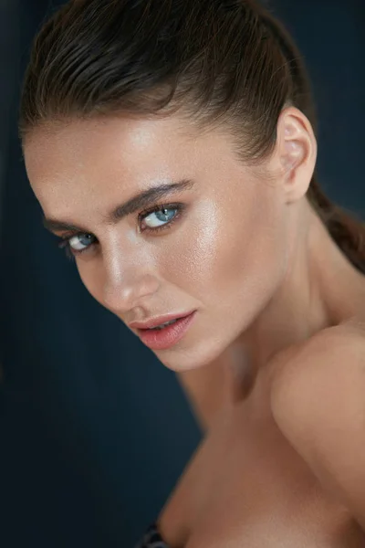 Skönhet ansikte. Vacker kvinna med naturlig Makeup och fräsch hud — Stockfoto