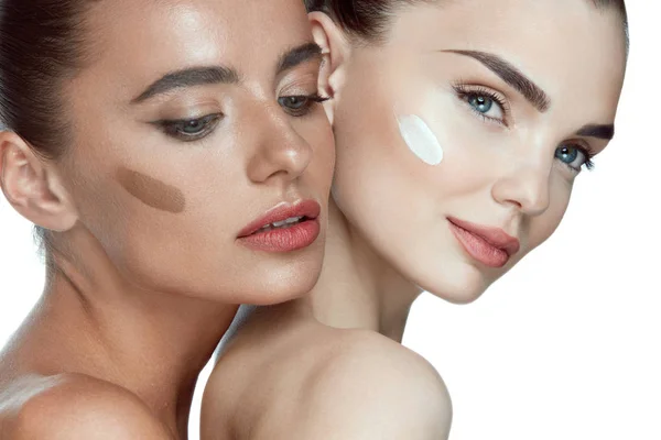 Kosmetika pro tvář. Sexy modely s nadací na kůži — Stock fotografie