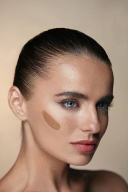 Güzellik kadını yüz. Krem yüz şekillendirme ile genç erkek