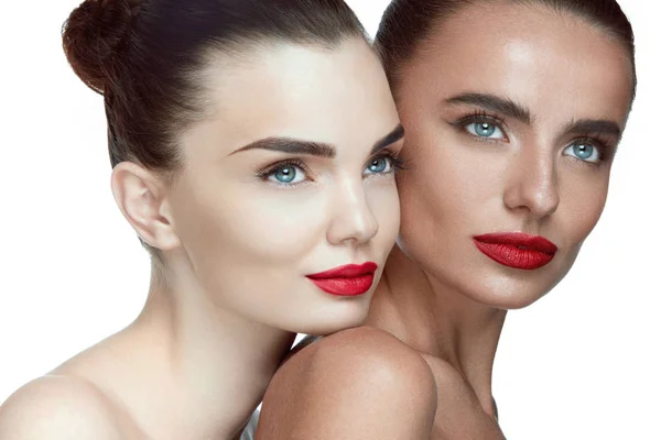 Caras de belleza de mujer. Chicas con maquillaje glamour y labios rojos —  Fotos de Stock