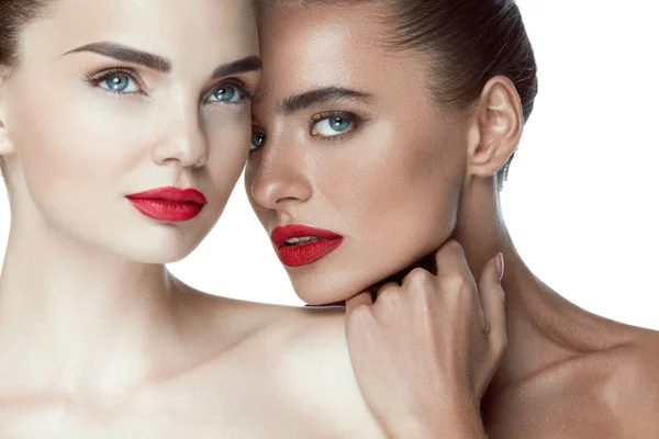 Mode make-up. Sexy vrouwen met modieuze make-up en rode lippen — Stockfoto