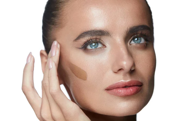 Skönhet kosmetika. Vacker kvinna gör Makeup produkt på ansikte — Stockfoto
