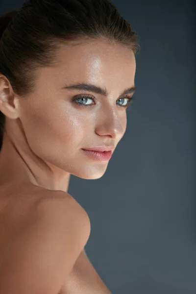 Beauty Face. Mujer hermosa con maquillaje natural y piel fresca —  Fotos de Stock