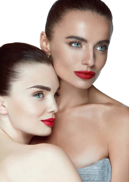 Maquiagem de moda. Mulheres sexy com maquiagem elegante e lábios vermelhos — Fotografia de Stock