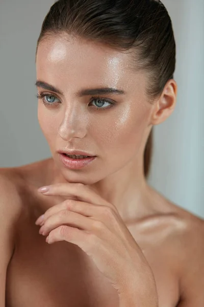 Schönheit Frauenporträt. Mädchen mit frisch glühender Haut und Make-up — Stockfoto