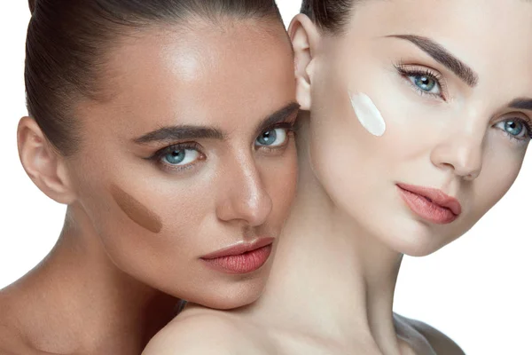 Schönheitskosmetik. sexy Mädchen mit Foundation im Gesicht — Stockfoto