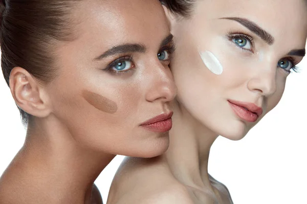 Beauty cosmetica. Sexy meisjes met Stichting op gezicht — Stockfoto