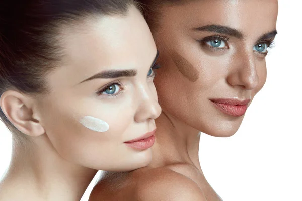 Caras de belleza. Hermosas mujeres con maquillaje y crema en la piel — Foto de Stock