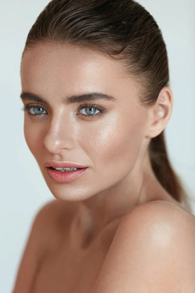 Nő szépség arc. A friss bőr gyönyörű nő portréja — Stock Fotó
