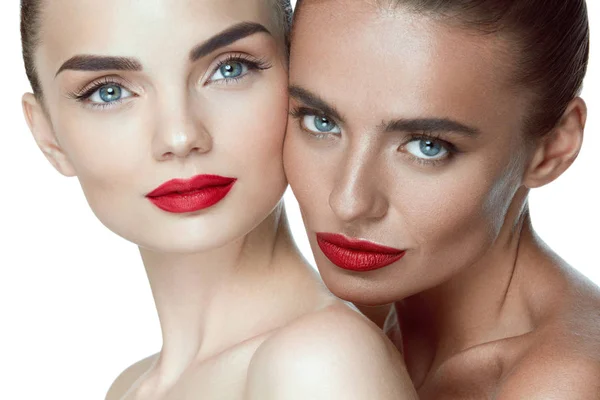 Mode make-up. Sexy vrouwen met modieuze make-up en rode lippen — Stockfoto