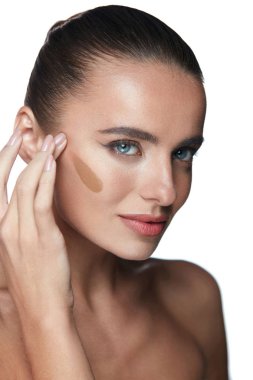 Yüz bakımı. Seksi kadın mükemmel yüzündeki karanlık Foundation uygulama