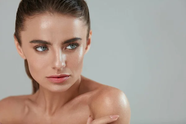 Cara de mulher beleza. Retrato de bela fêmea com pele fresca — Fotografia de Stock