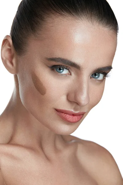 Beauté Femme Visage. Jeune femme avec crème contouring sur le visage — Photo