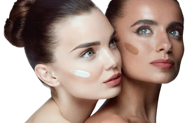 Cuidado facial. Hermosas mujeres se enfrenta con maquillaje natural fresco — Foto de Stock
