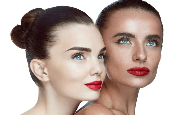 Caras de belleza de mujer. Chicas con maquillaje glamour y labios rojos —  Fotos de Stock