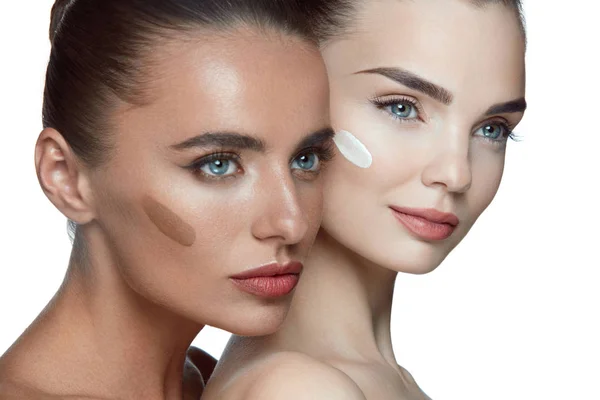 Cuidado facial. Hermosas mujeres se enfrenta con maquillaje natural fresco — Foto de Stock