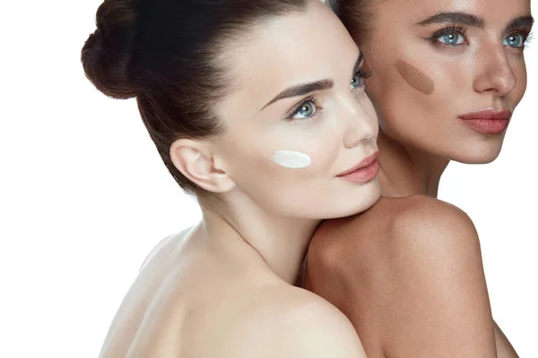 Gesichtskosmetik. sexy Models mit Foundation auf der Haut — Stockfoto