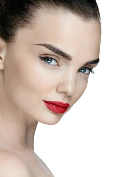 Maquillaje de moda. Mujer joven con maquillaje perfecto y labios rojos —  Fotos de Stock