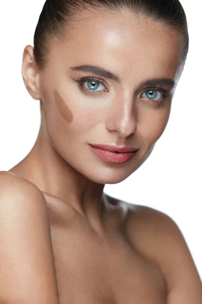 Beauté Femme Visage. Jeune femme avec crème contouring sur le visage — Photo