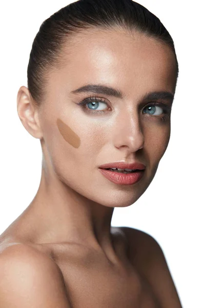 Beauté Femme Visage. Jeune femme avec crème contouring sur le visage — Photo